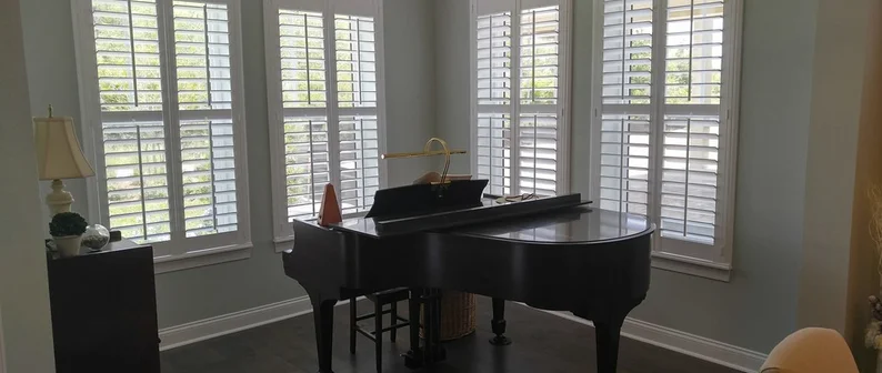 How to Layer Curtains with One Rod – A stylish window setup featuring sheer and blackout curtains on a single rod, inspired by elegant designs from Houzz.